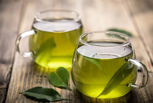 Uống trà xanh giúp giảm mùi hôi miệng