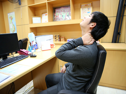 Tình trạng đau mỏi vai gáy phổ biến ở dân văn phòng