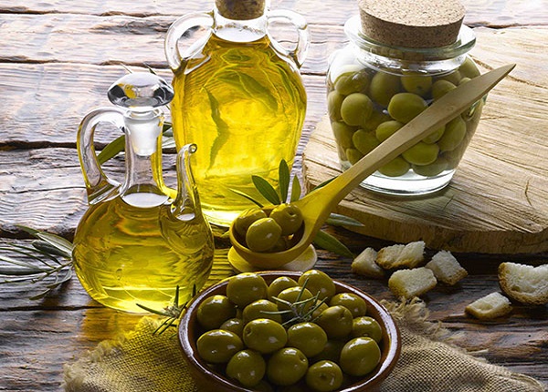 Trong dầu oliu có chứa các vitamin, giàu chất chống oxy hóa, giúp đốt cháy mỡ thừa