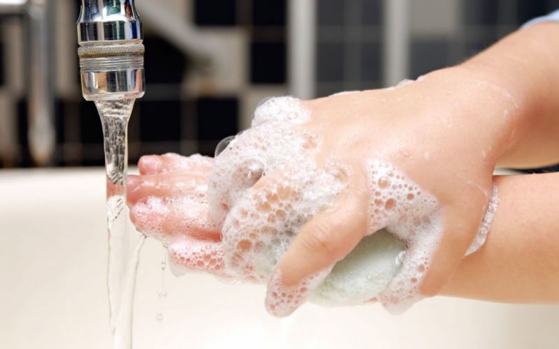 Nên giữ cho trẻ thói quen rửa tay sạch sẽ 