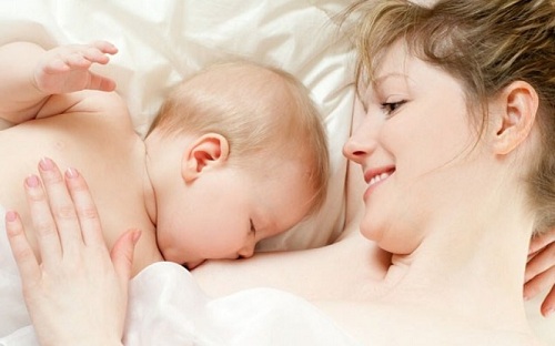 Các mẹ “sề” lo lắng: bơm ngực có cho con bú được không?