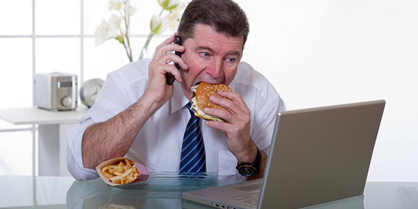 Ăn không đúng bữa và mất tập trung khi ă cũng khiến hệ tiêu hóa bị ảnh hưởng