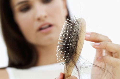 Có nhiều nguyên nhân khác nhau dẫn đến tình trạng rụng tóc 