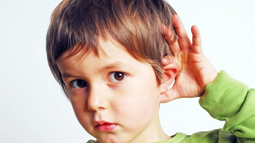 Gặp phải những vấn đề về thính giác khiến trẻ gặp nhiều khó khăn hơn trong quá trình giao tiếp