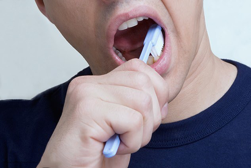 Vệ sinh răng miệng đúng cách có thể giúp cải thiện tình trạng rối loạn cương dương